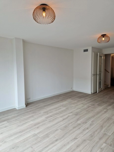 lege kamer met houten vloer en verlichting