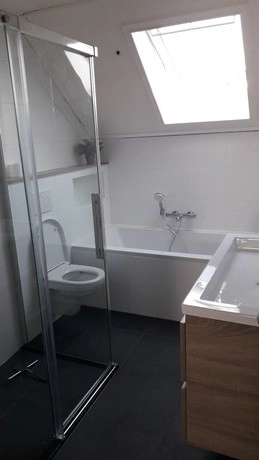 moderne badkamer met bad en douchecabine