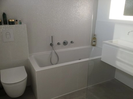 moderne badkamer met bad toilet en wastafel