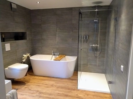 moderne badkamer met douche en ligbad