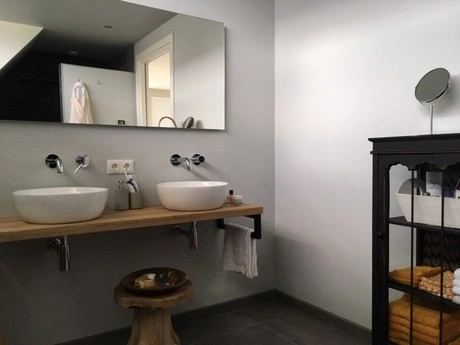 moderne badkamer met dubbele wastafel en spiegel
