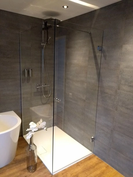 moderne badkamer met glazen douchecabine en bad