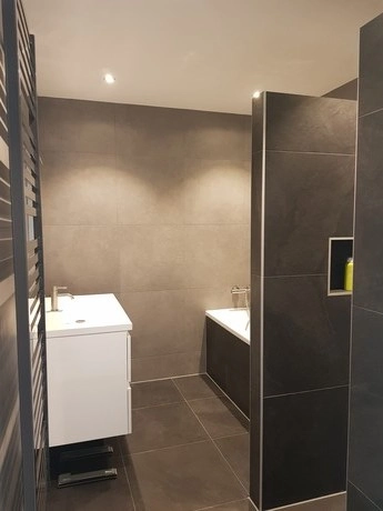 moderne badkamer met grijze en witte tegels