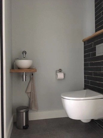 moderne badkamer met hangend toilet en wastafel