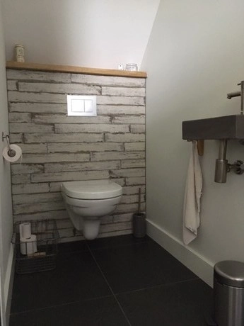 moderne badkamer met hangend toilet en wastafel