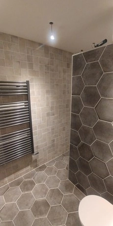 moderne badkamer met hexagonale en rechthoekige tegels