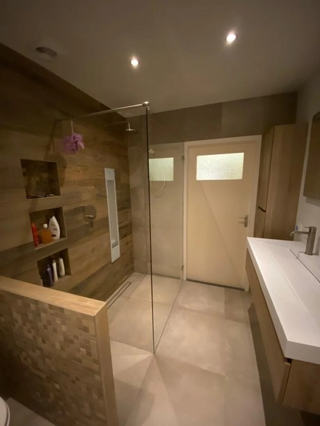 moderne badkamer met inloopdouche en wasbak