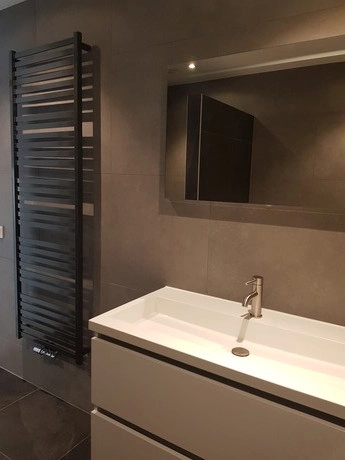 moderne badkamer met wastafel en handdoekradiator