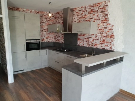 moderne keuken met bakstenen muur en bar