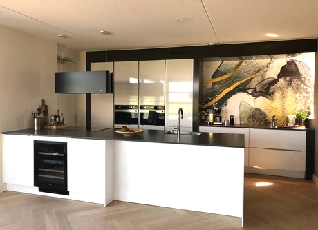 moderne keuken met een groot eilandblad