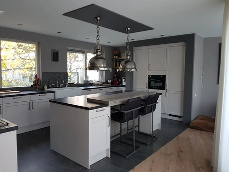 moderne keuken met een groot kookeiland