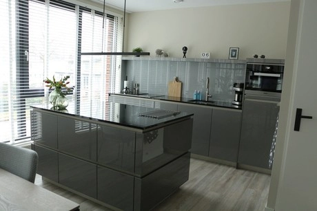 moderne keuken met grijze kasten en kookeiland