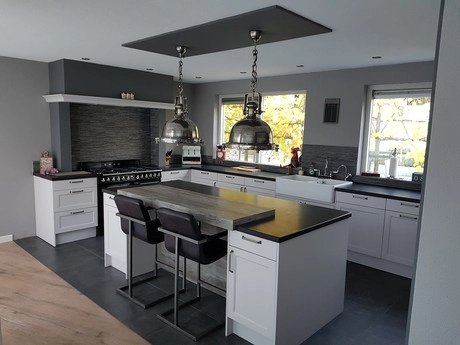 moderne keuken met kookeiland en hanglampen