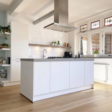 moderne keuken met kookeiland en houten vloer