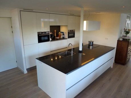 moderne keuken met kookeiland en wit interieur