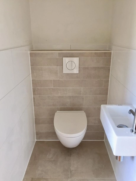 toilet met wastafel in een kleine ruimte