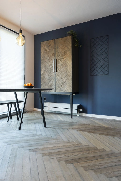 visgraat houten vloer in een moderne kamer