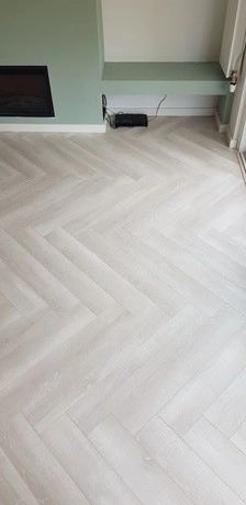 visgraatvloer in een lichte moderne kamer