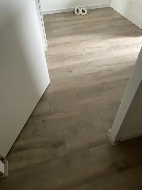 warme vloer met witte slippers in de gang