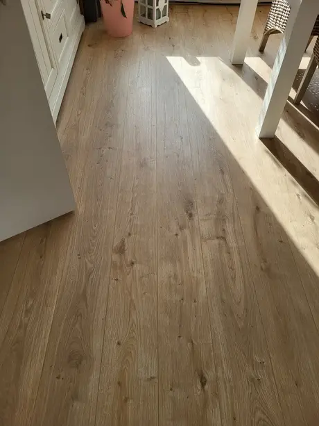 zonnige houten vloer in een lichte kamer