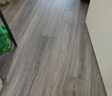 bruine houten vloer met patroon zichtbaar
