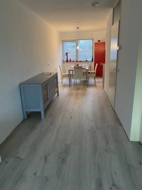 eetkamer met gedekte tafel en licht interieur