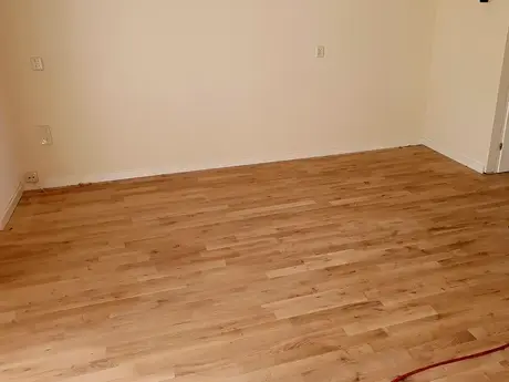 houten vloer in een lege kamer