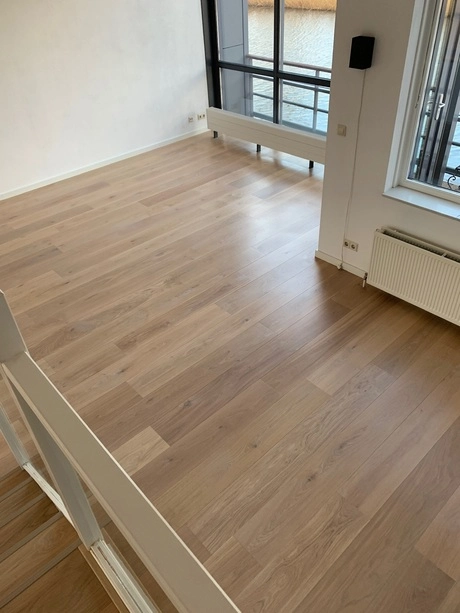 houten vloer in een lichte kamer