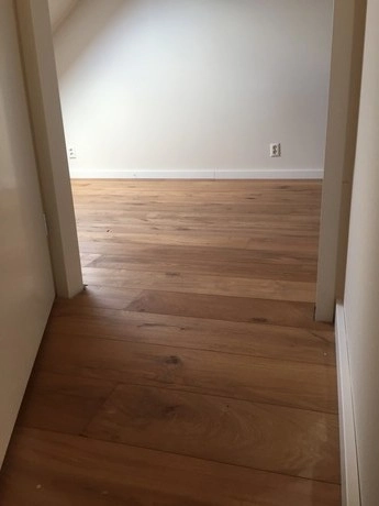 houten vloer in lege lichte kamer zichtbaar