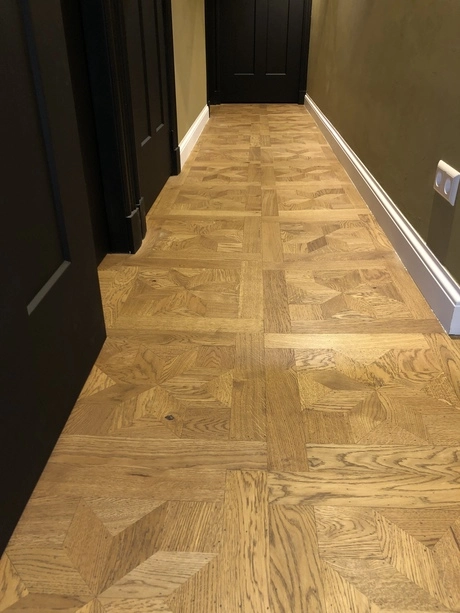 houten vloer met geometrisch patroon in hal