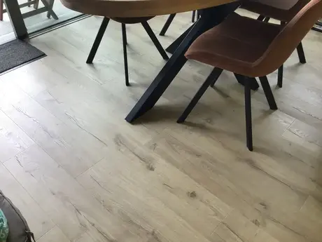 houten vloer met lichte planken onder tafel