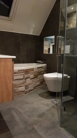 moderne badkamer met bad en glazen douche