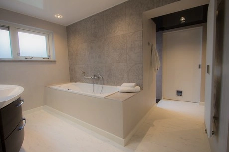 moderne badkamer met bad en handdoeken