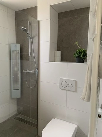 moderne badkamer met douche en toilet