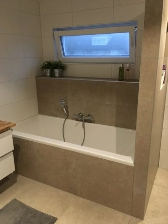 moderne badkamer met een ingebouwd ligbad