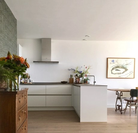 moderne keuken met bloemen en houten meubels