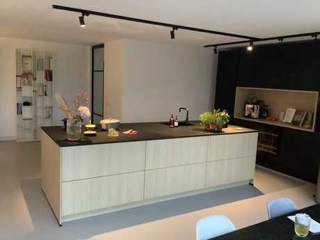 moderne keuken met een centraal kookeiland