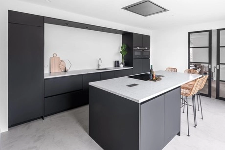 moderne keuken met een zwart wit ontwerp