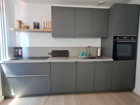 moderne keuken met grijze kasten en oven