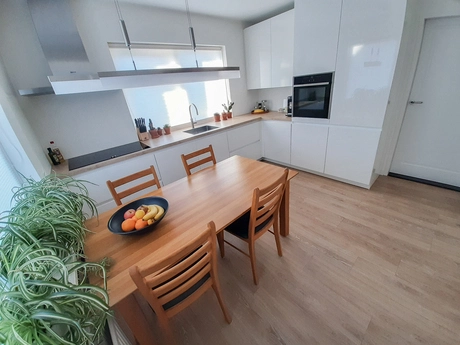 moderne keuken met houten tafel en planten