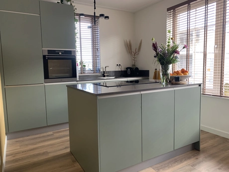 moderne keuken met kookeiland en grote ramen