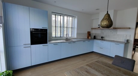 moderne keuken met lichtblauwe kasten en fornuis