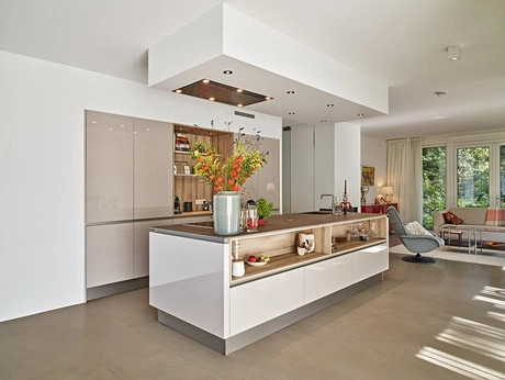 moderne keuken met strak ontwerp en bloemen