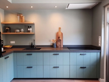 moderne keuken met turquoise kasten en planken