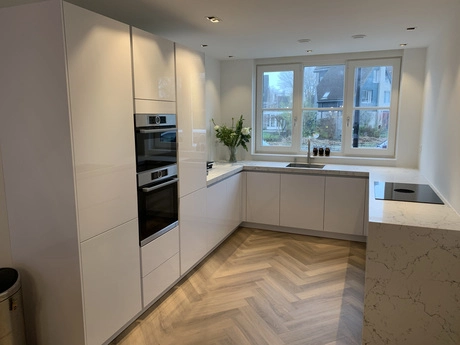 moderne keuken met wit interieur en apparaten