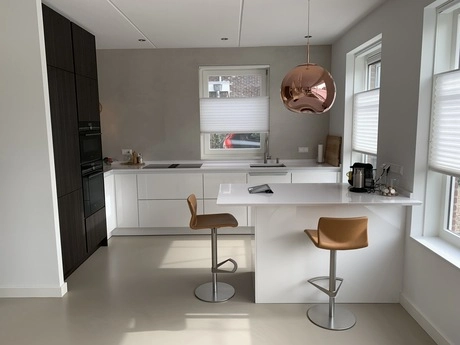 moderne keuken met witte en bruine accenten