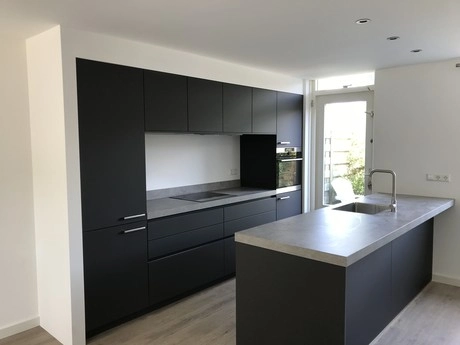 moderne keuken met zwart witte inrichting en eiland