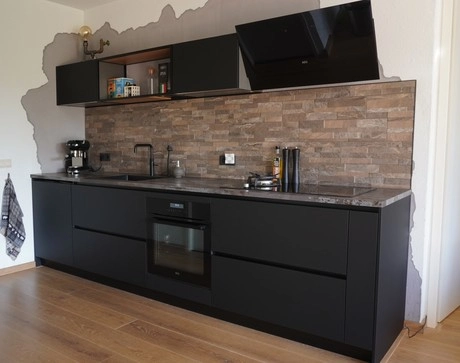 moderne keuken met zwarte kastjes en oven