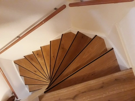 spiraaltrap met houten treden vanuit boven bekeken