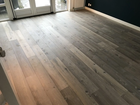 beschouw de lichtgrijze houten vloer in de kamer